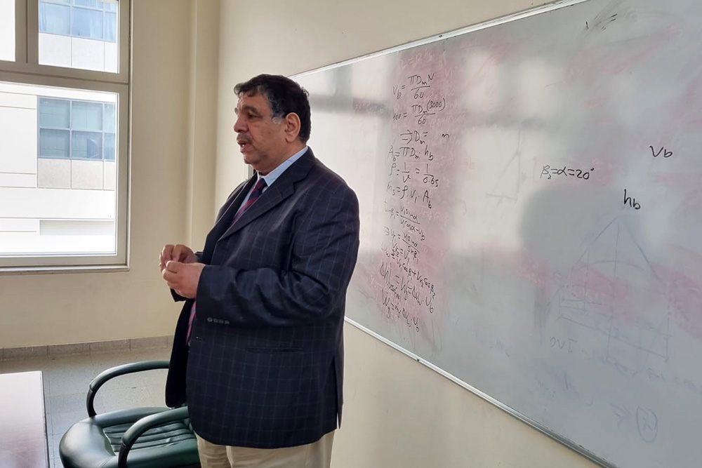 Abdulrazak Abdulghafour teaches a class.