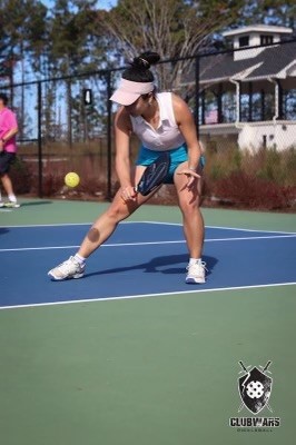 Elina Geut playing tennis