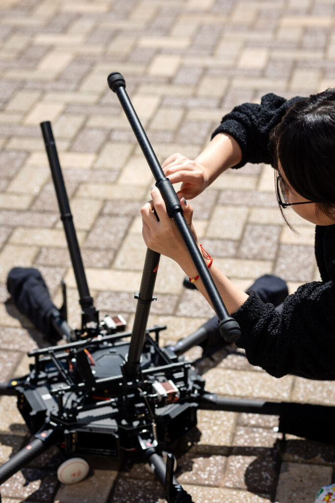 setting up the surveying device that uses artificial intelligence to analyze natural disaster damage